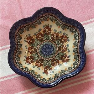 ceramika artystyczna Floral Ceramic Bowl with Red and Green Accents